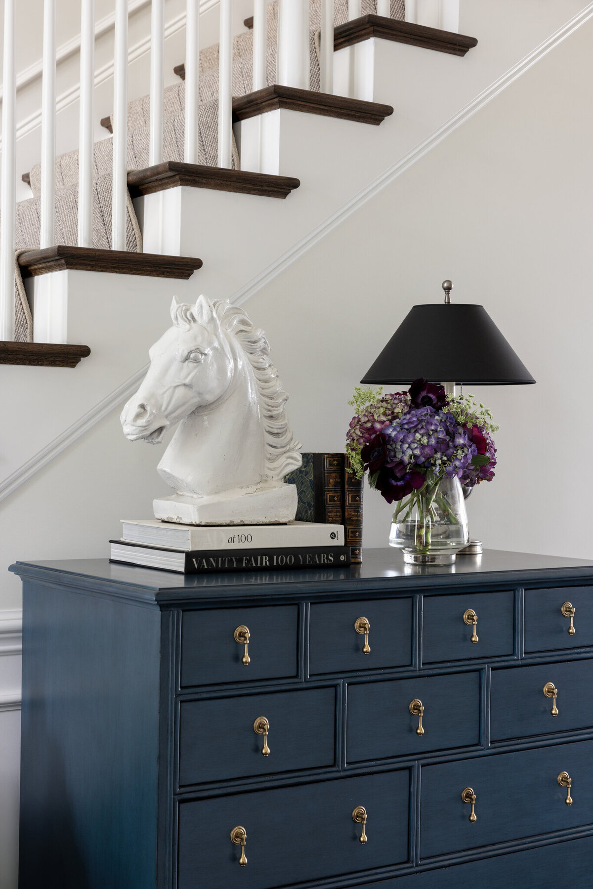 Close_up_of_entry_table_with_horse_statue