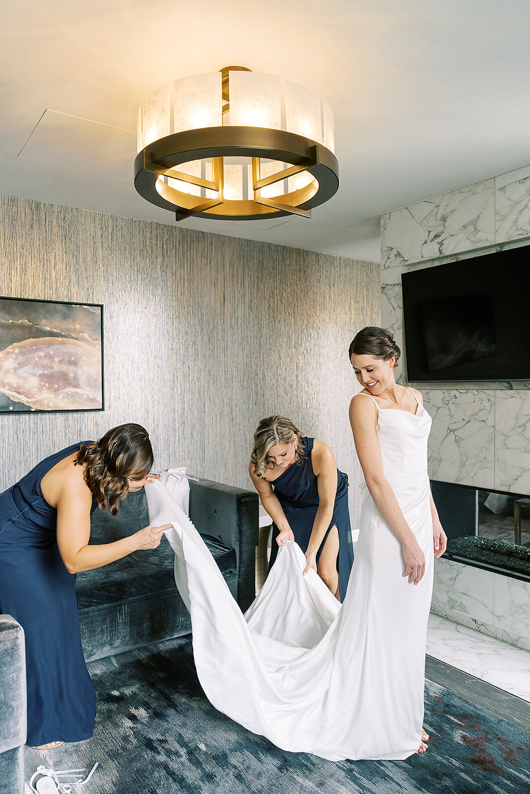 bride-with-sisters-dressing-london-house-hotel-chicago-hbicweddings