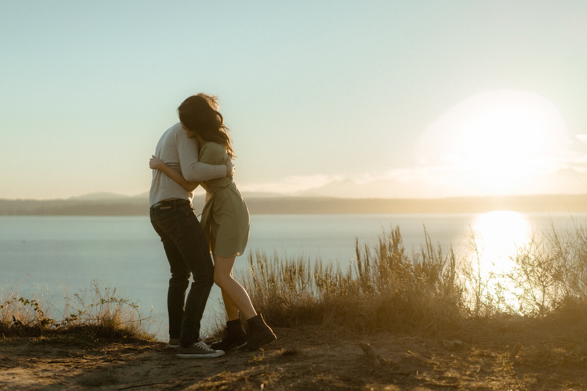 Jo-Dan-Discovery-Park-in-Seattle-Couple-Session-Amy-Law-Photography-16