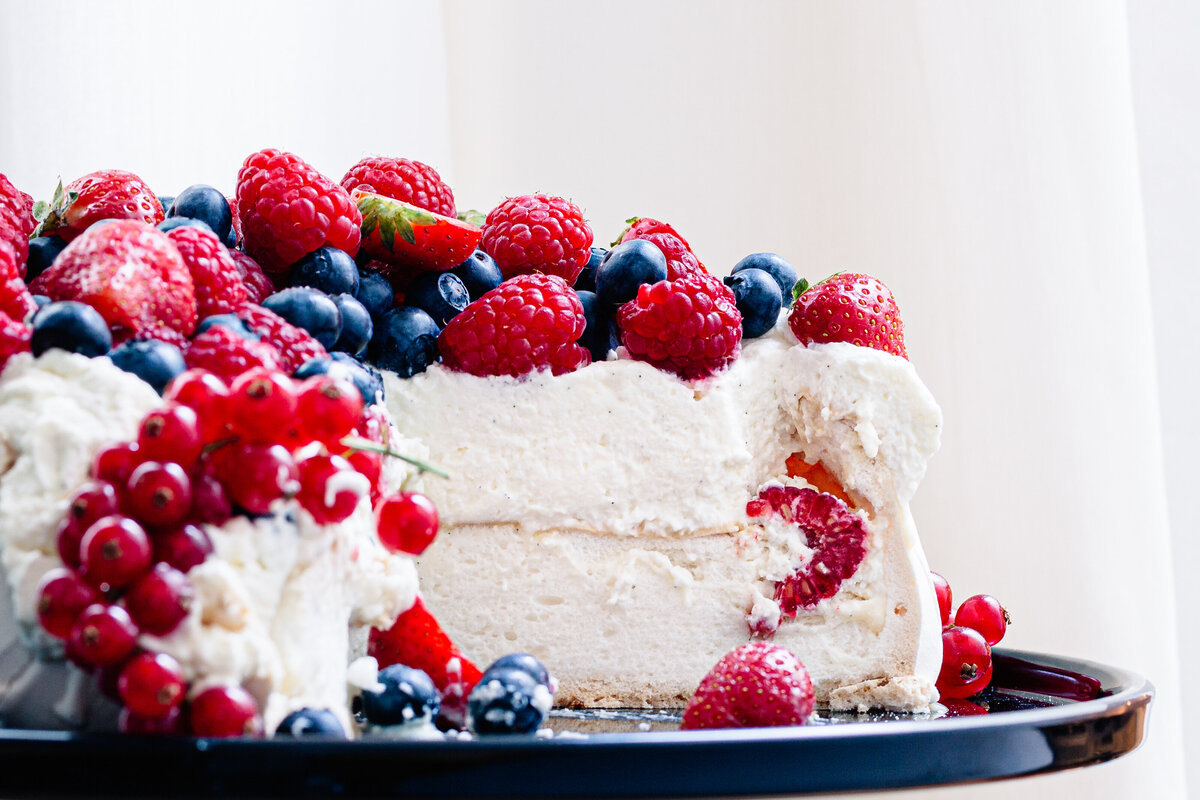 Summer-Berries-Pavlova-Closeup-Coloricious-Food-Photography