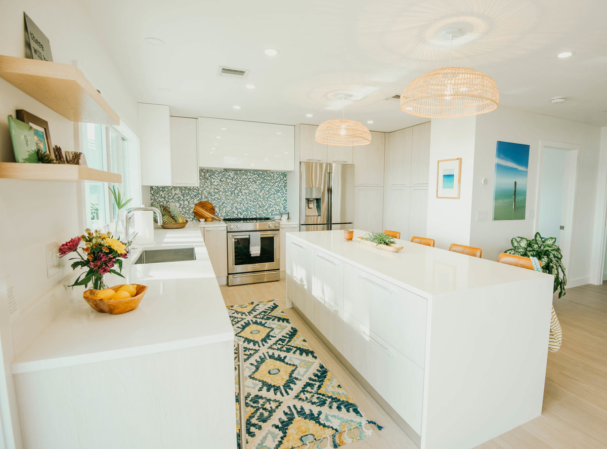 White and Bright Modern Coastal Boho Kitchen by  S. Fl based SOL Y MAR INTERIORS