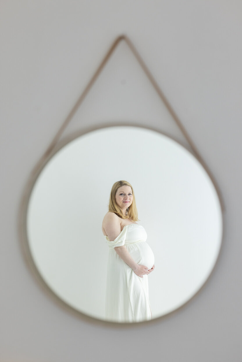 Gravidfotografering, fotografert i speil i Studio Landmark, Fyllingsdalen.