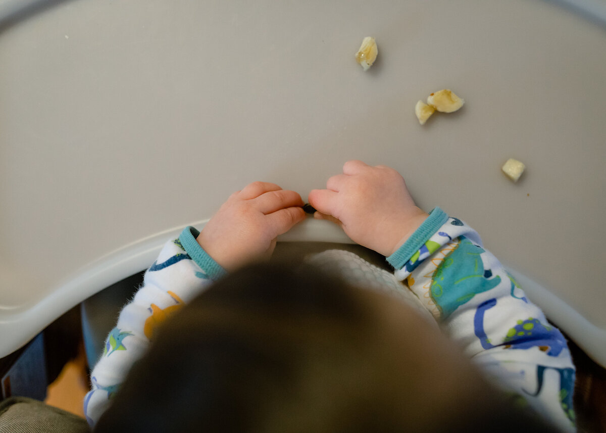 toddler-eating-dry-cereal
