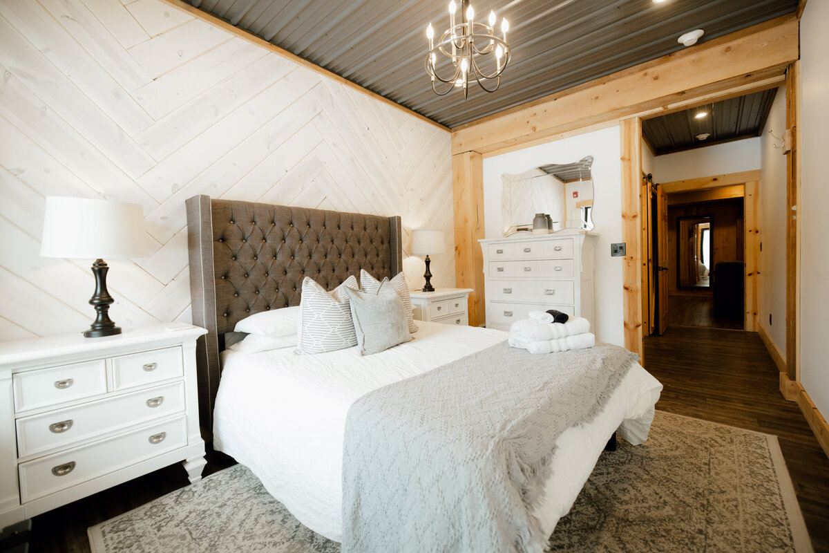 Bear-Ridge-Destination-barndo-suites-rosie-photo-video-25