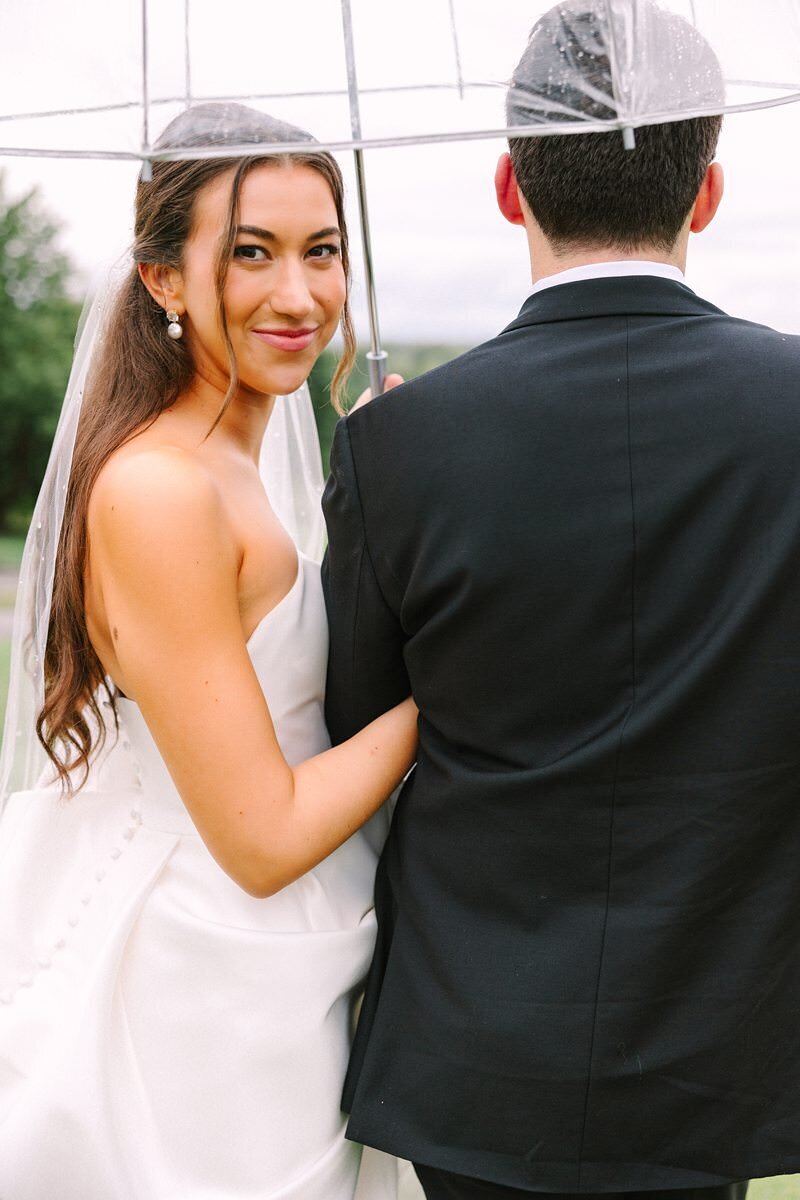 bride-and-groom-rainy-umbrella-evansville-country-club25