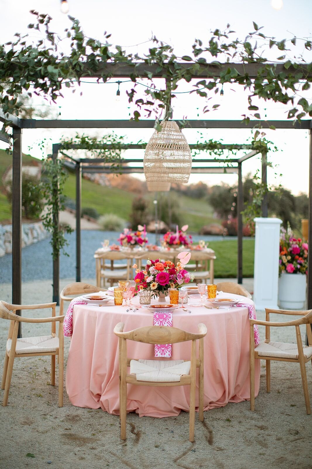 coral-round-tablescape-in-cabana