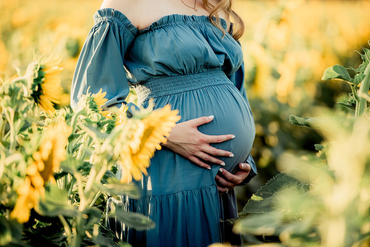 pregnant tummy in flowers