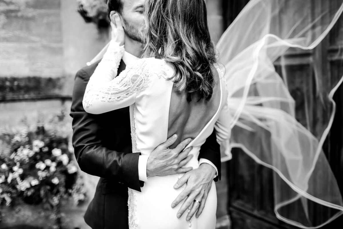 bride-and-groom-kissing-in-black-and-white-at-luxury-wedding-in-london