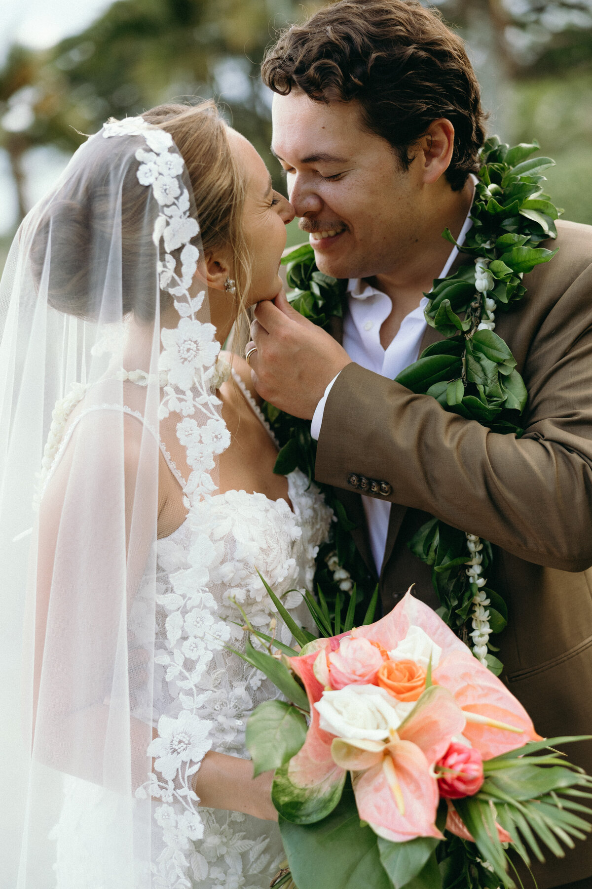 linapricephotography-wedding-ceremony-at-kualoa-ranch-hawaii-oahu-0506