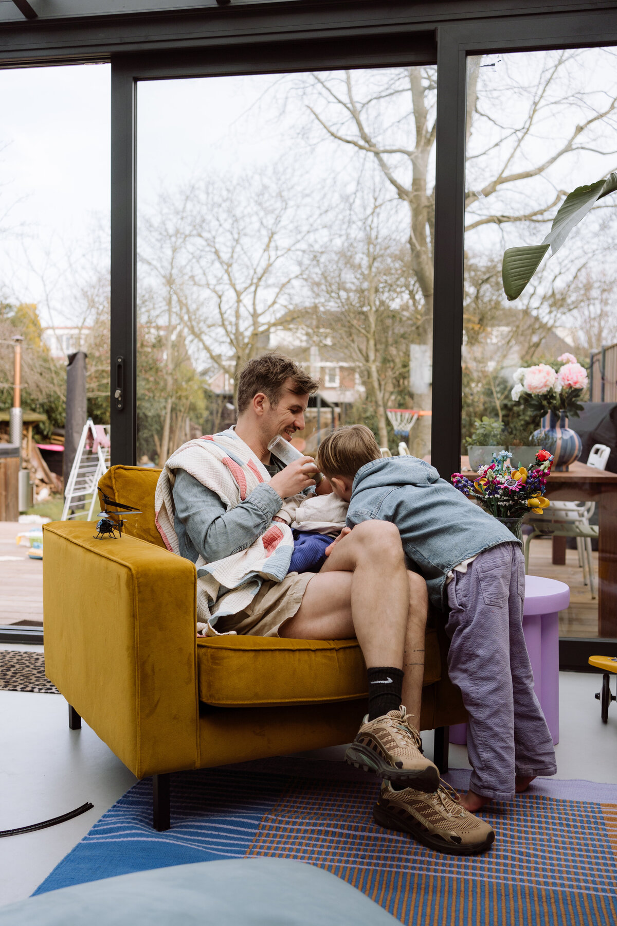 Newborn fotografie van een baby van enkele weken oud, vastgelegd in huis en aan zee. Intieme momenten van een pasgeboren baby, vol met de heerlijke chaos van het gezinsleven.