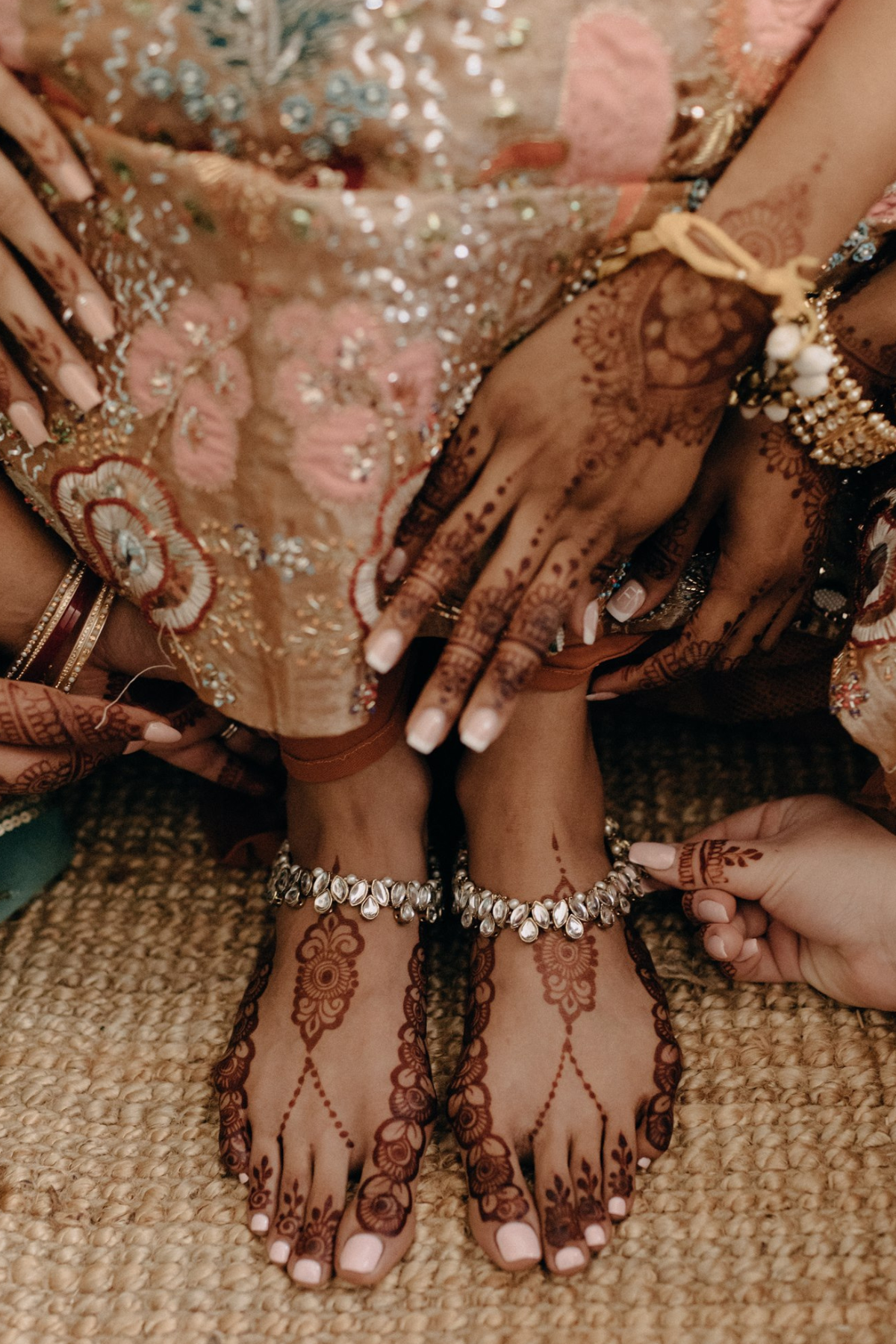 indian-bride-sikh-wedding-peach-lehenga-mehndi-jewelry-3