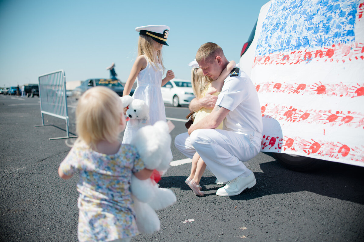 Father_daughters_reunion_navy_homecoming