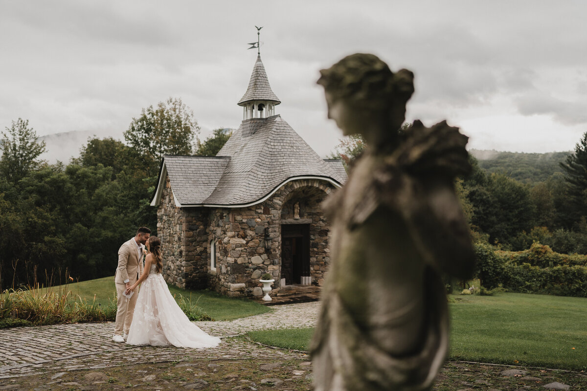 first-look-mariage-chateau-st-agnes-couple-chapelle-statue-nature