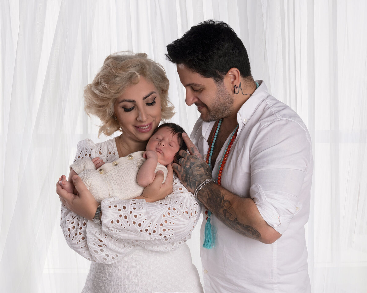 Foreldre som holder nyfødt baby – profesjonell fotografering i Oppegård nær Oslo, Ski og Kolbotn.