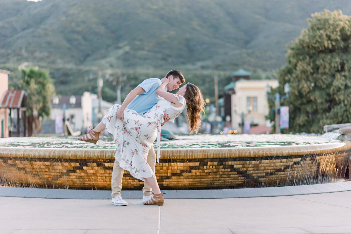 having a romantic kiss in front of a fountain