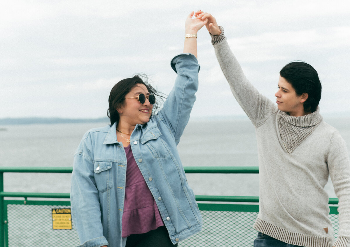 couples-session-seattle-ferry-jennifer-moreno-photography-documentary-style-washington