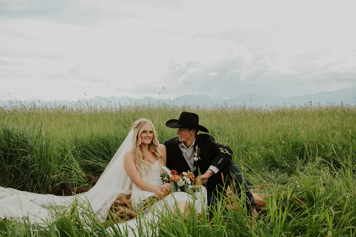 presley-gray-cowboy-luxury-montana-wedding-2511