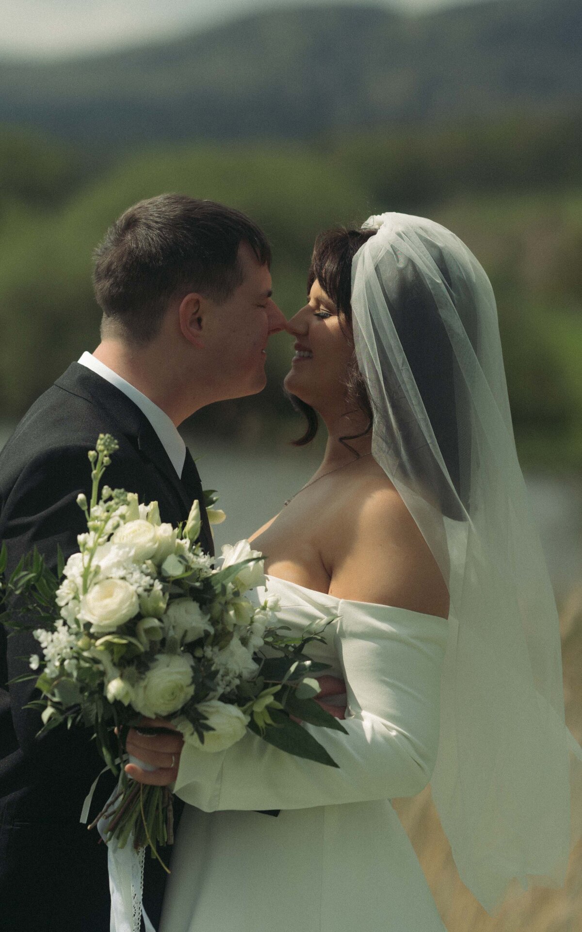 Natural and authentic candid moments that reflect the real connection between the couple.
