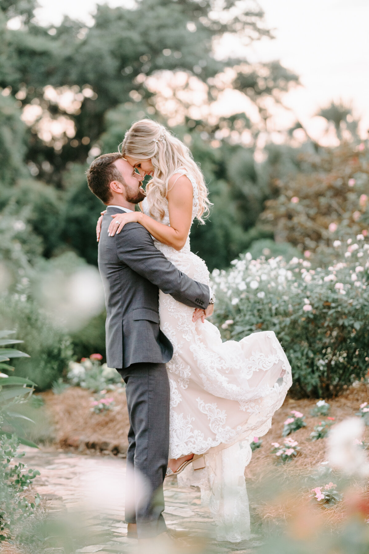 charleston wedding photographer bride and groom photos at boone hall