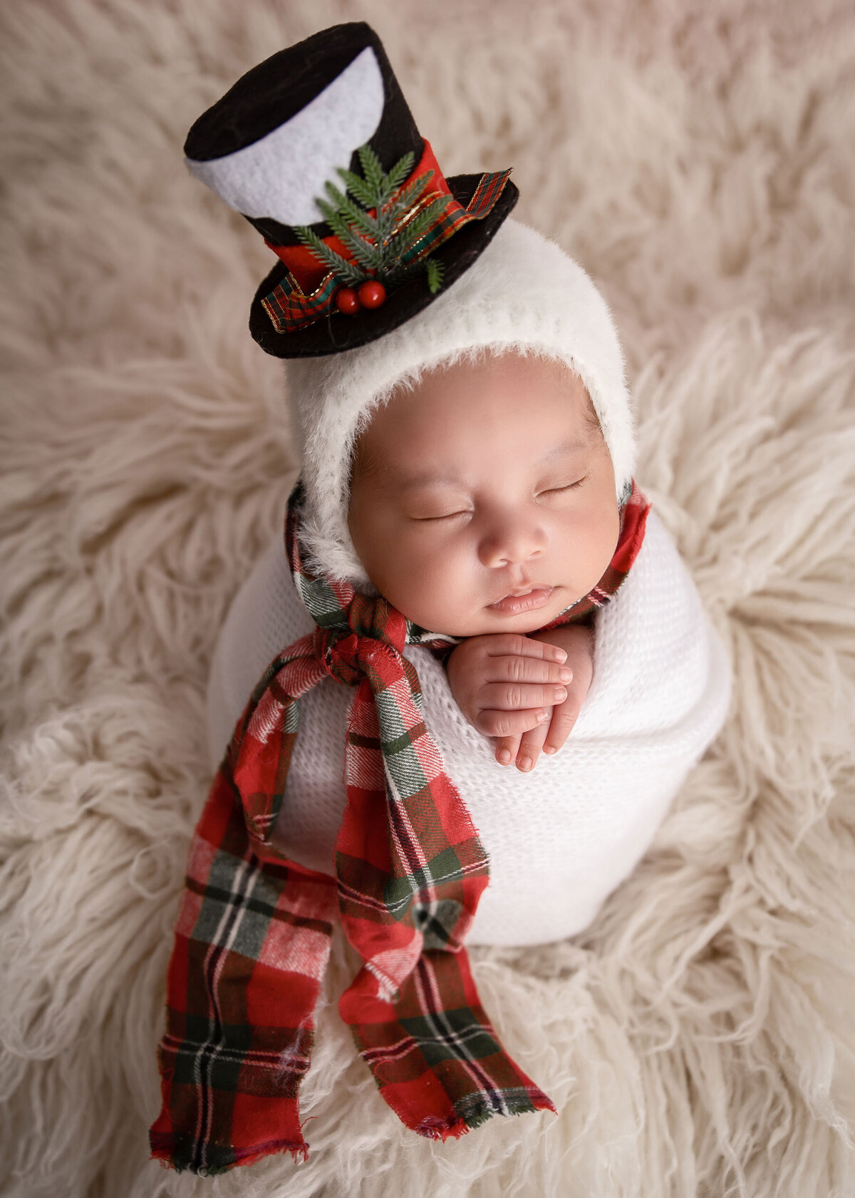 Easton-Pennsylvania-Best-Newborn-Photographer-baby-in-snowman-outfit