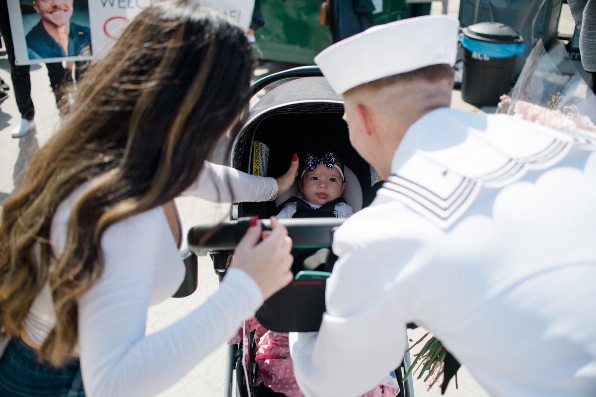 new-born-baby-navy-homecoming