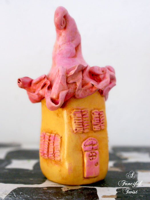 elfin-villa-tiny-house-side