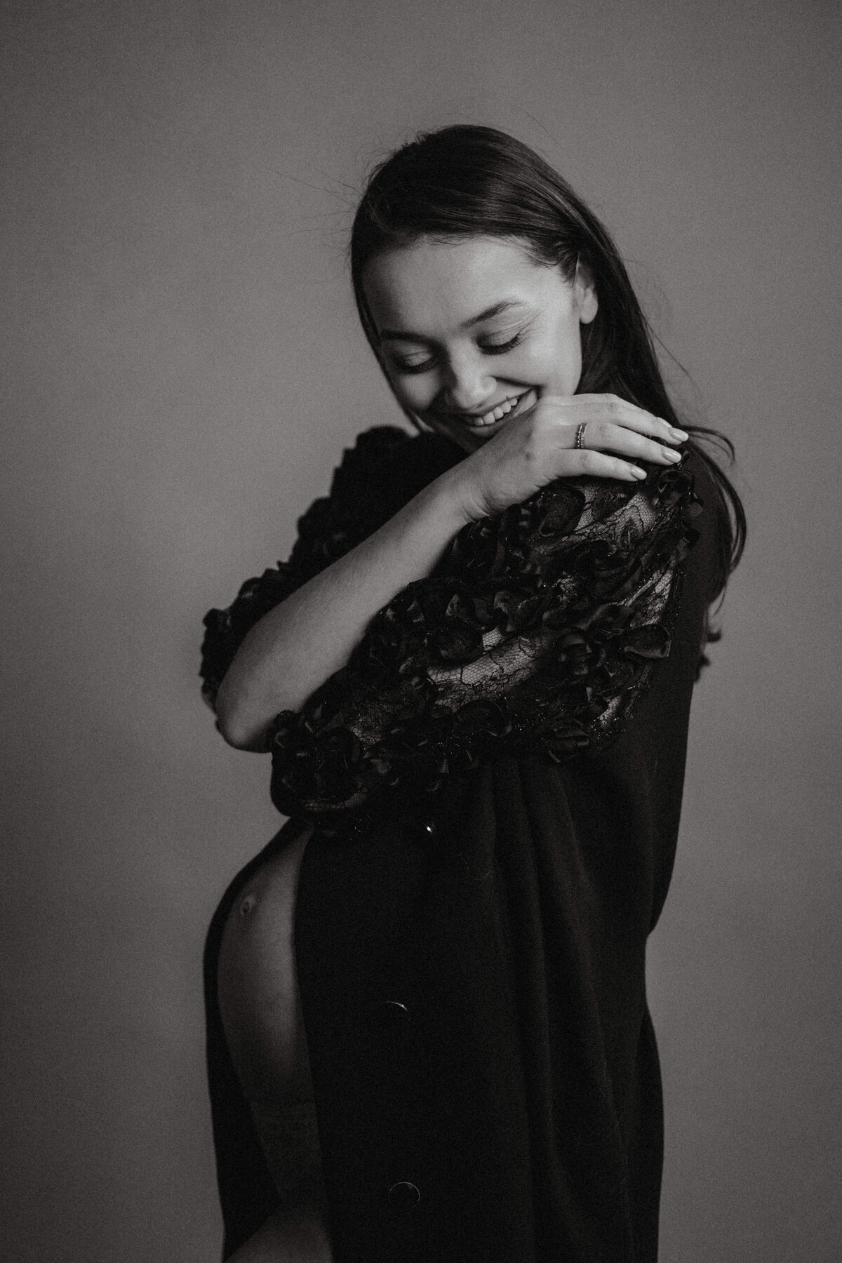 renske-meinema-fotografie-nancy-maternity-portrait-black-dress-6