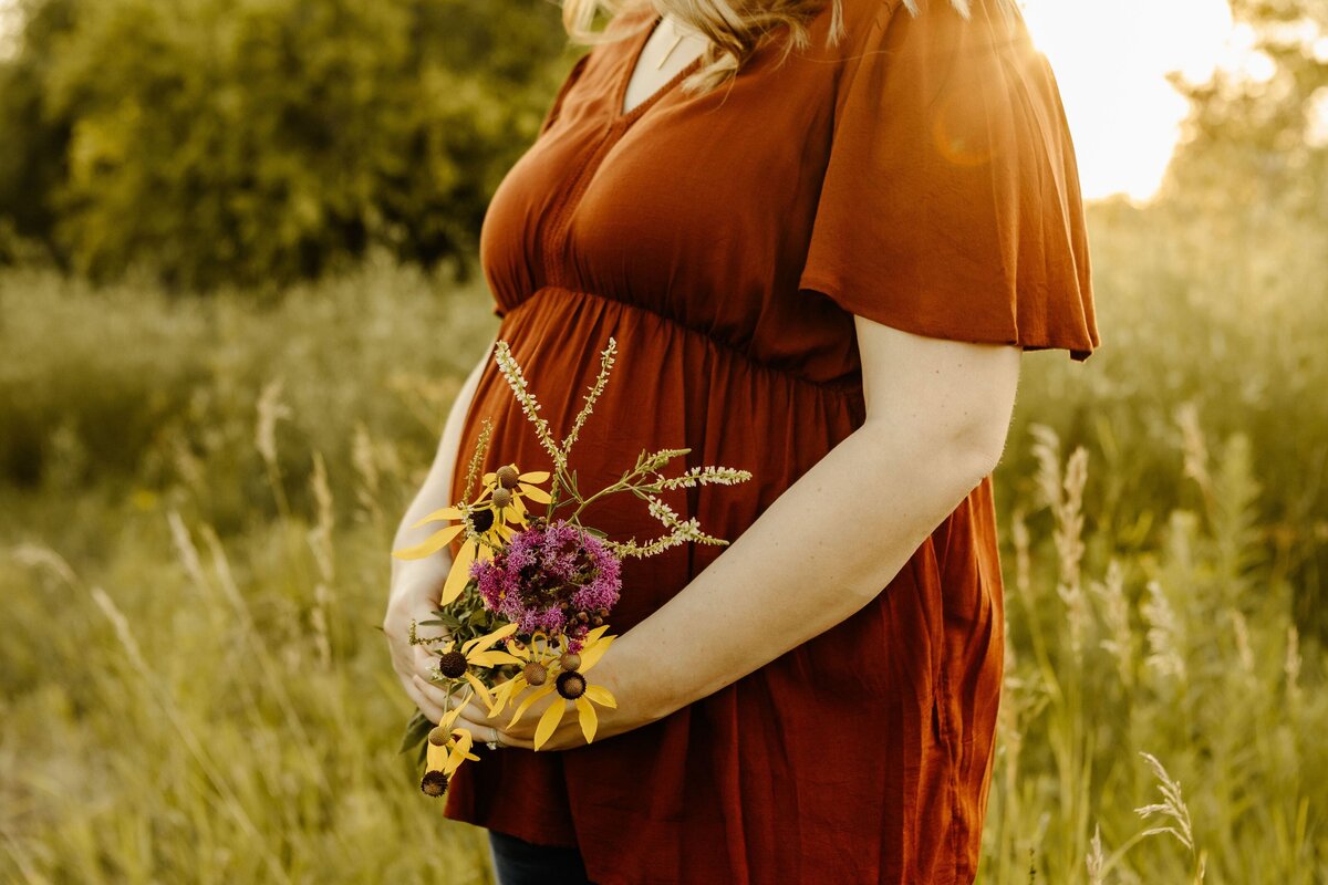 midwest-maternity-wildflower-session-8