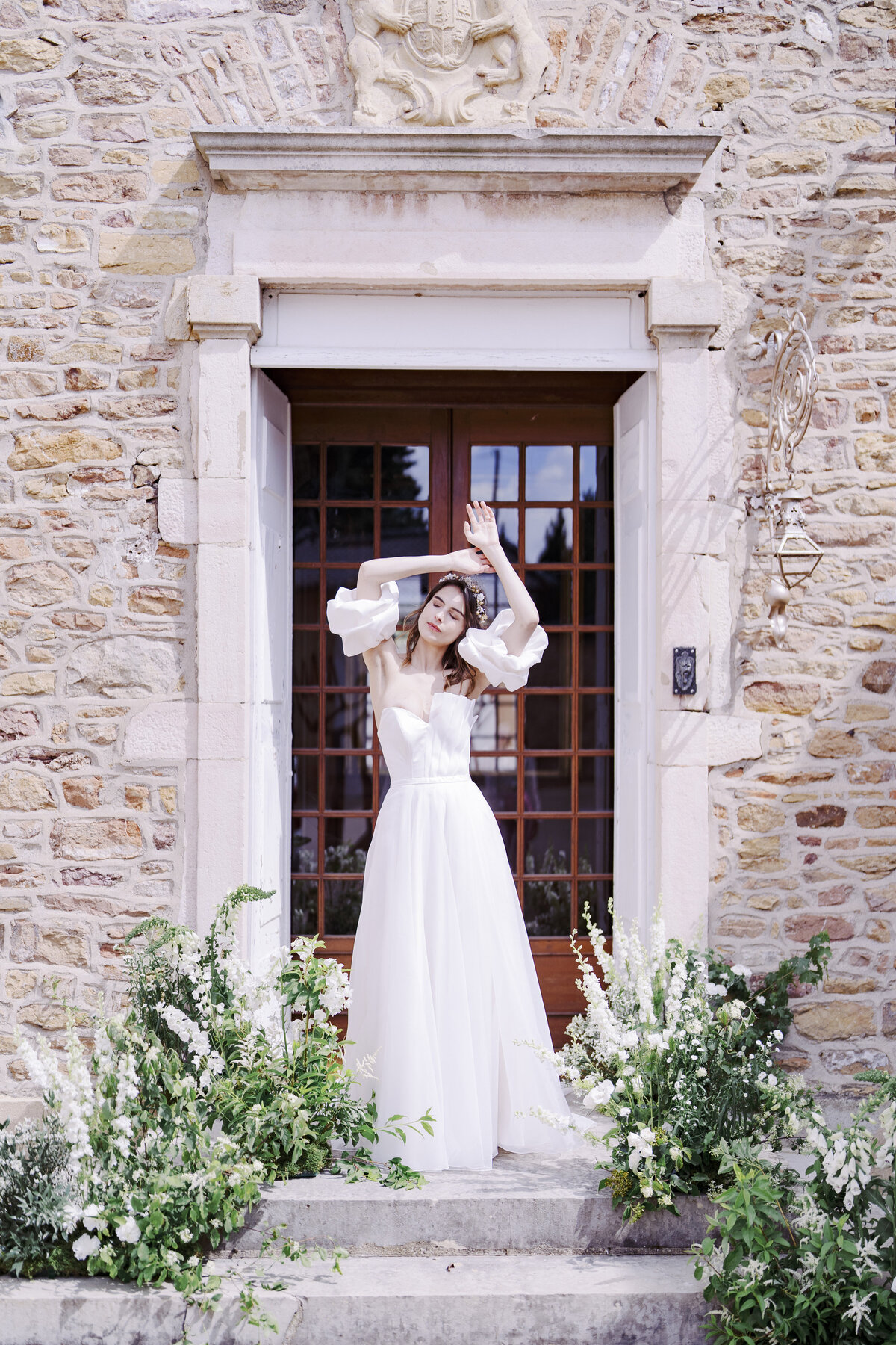 compositions-florales-fleurs-blanches-escaliers-chateau