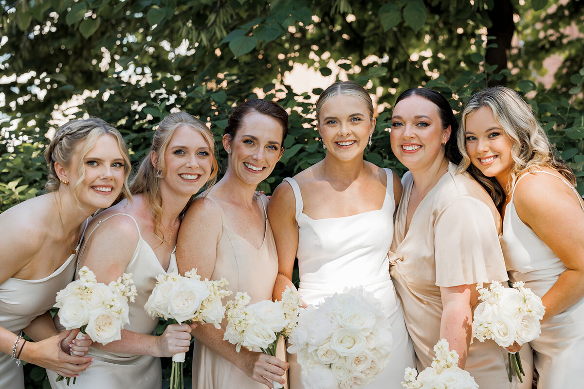 bride-with-bridesmaids