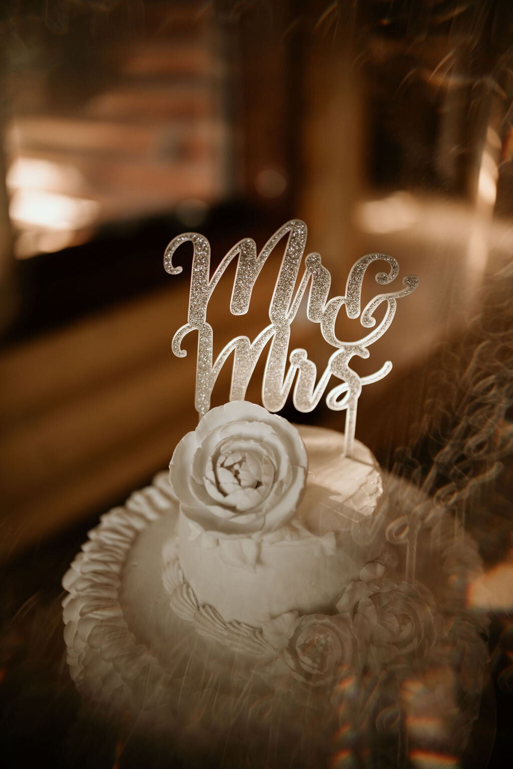 Vesper-and-Vow-Bemidji-Minnesota-wedding-and-elopement-photographer-coordinator-planner-moody-cake-topper-details