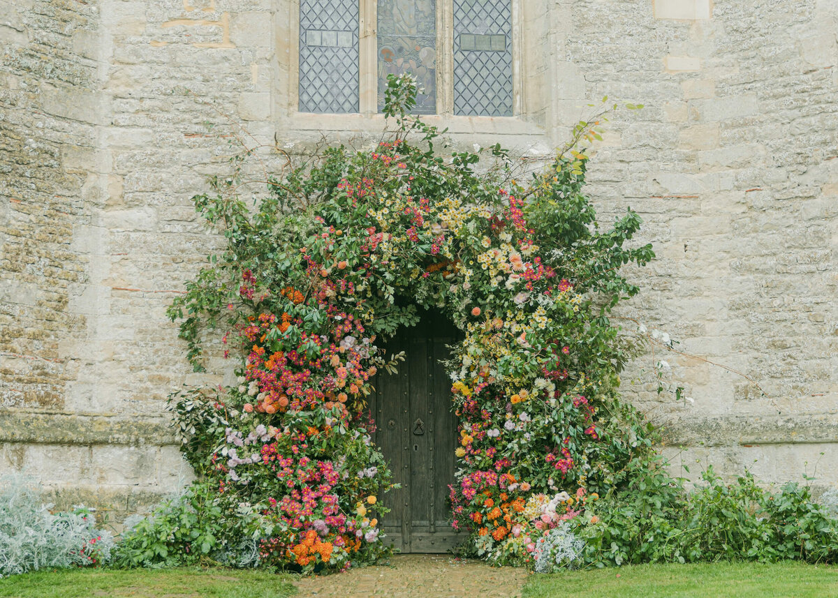 chloe-winstanley-wedding-oxford-gsp-autumnal-flower-arch