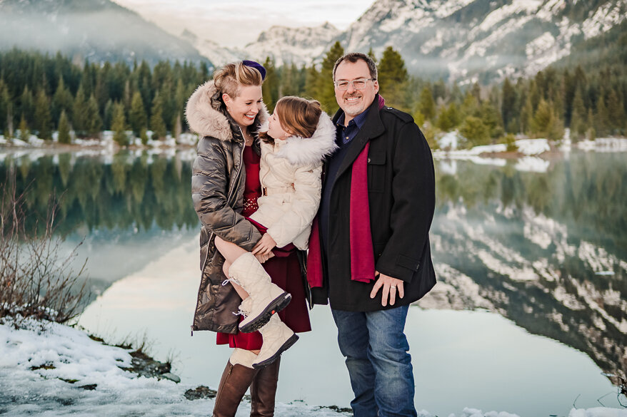family-portrait-mountain-backdrop