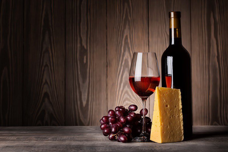 Glass-of-red-wine-with-grapes-bottle-vino-cheese-food-pairing-matching