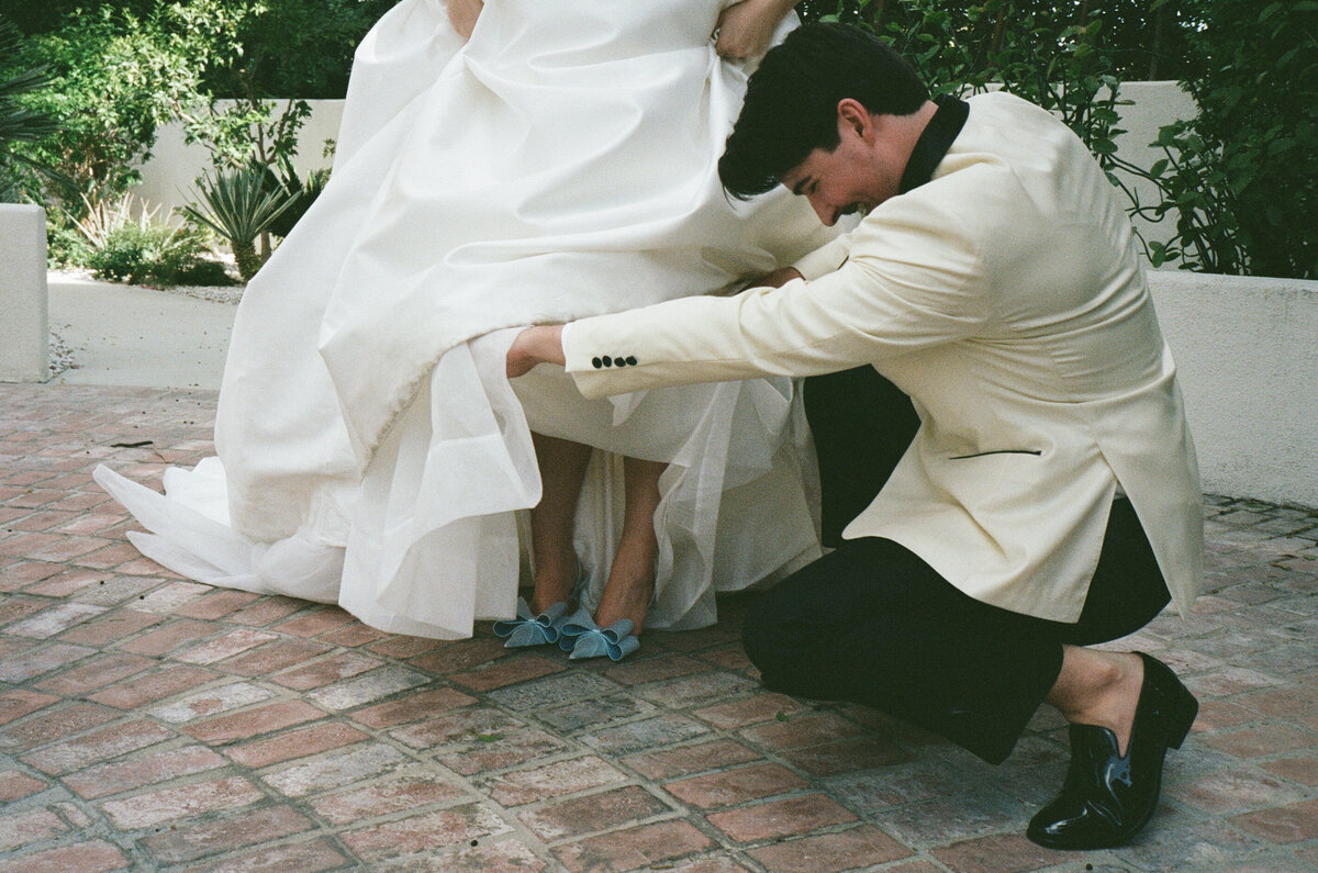GraceMax-VillaRoyalePalmSpringsWedding-FirstLook-61