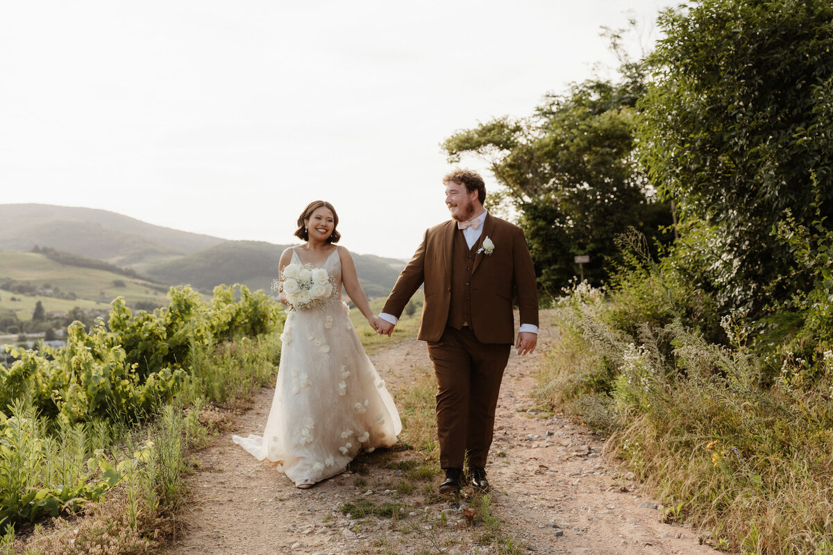 Christine-et-Valentin-couple-mariage-exterieur-vignes