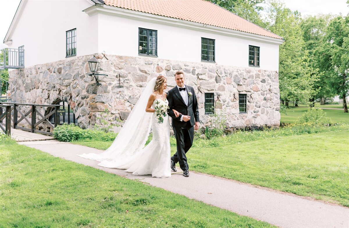 Wedding Photographer Anna Lundgren - helloalora_Rånäs Slott chateau wedding in Sweden romantic bridal portraits in the castle garden