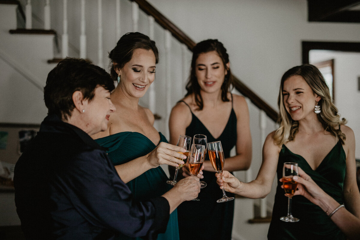 bridesmaids-mimosas-getting-ready
