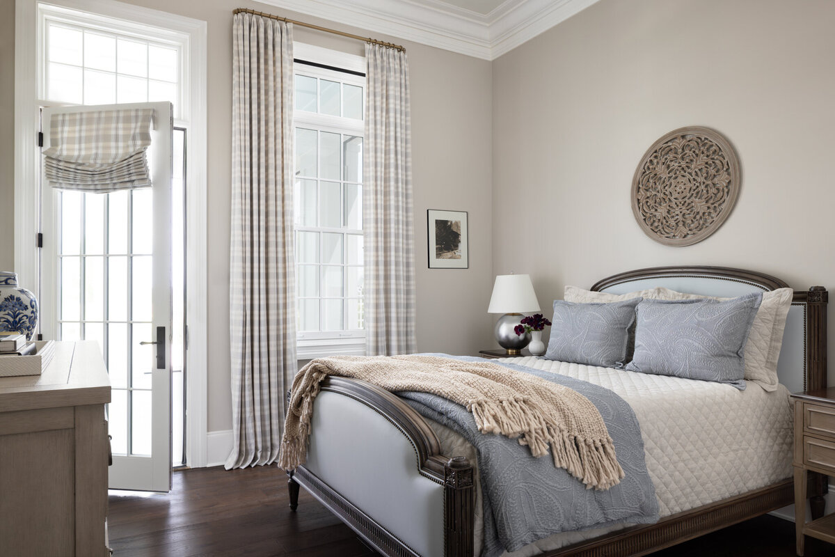 Guest_bedroom_with_cream_white_and_blue_furnishings