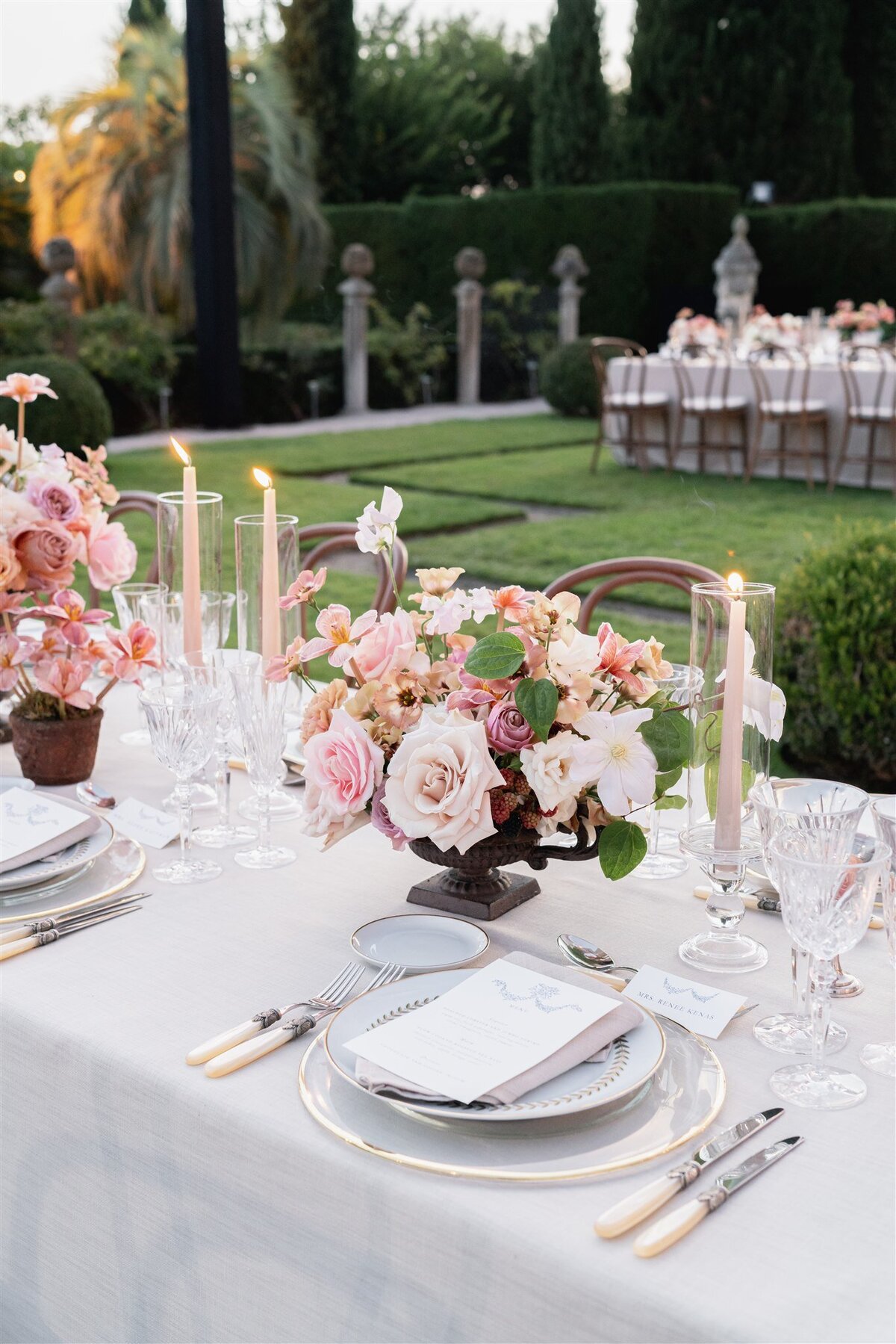 Floral tablescape for outdoor wedding dinner Villa Ephrussi de Rotschild