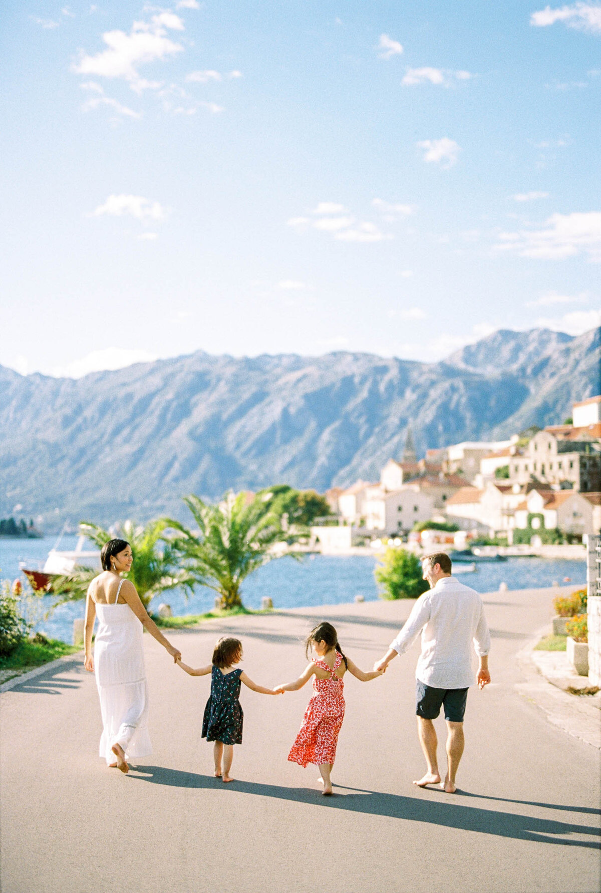 Family 2500px-1037