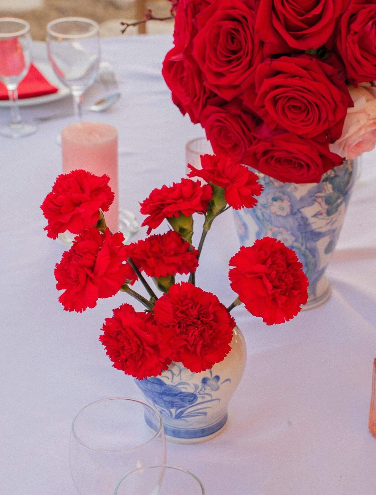 Red-and-pink-floral-arrangements-in-a-Mediterranean-vase2