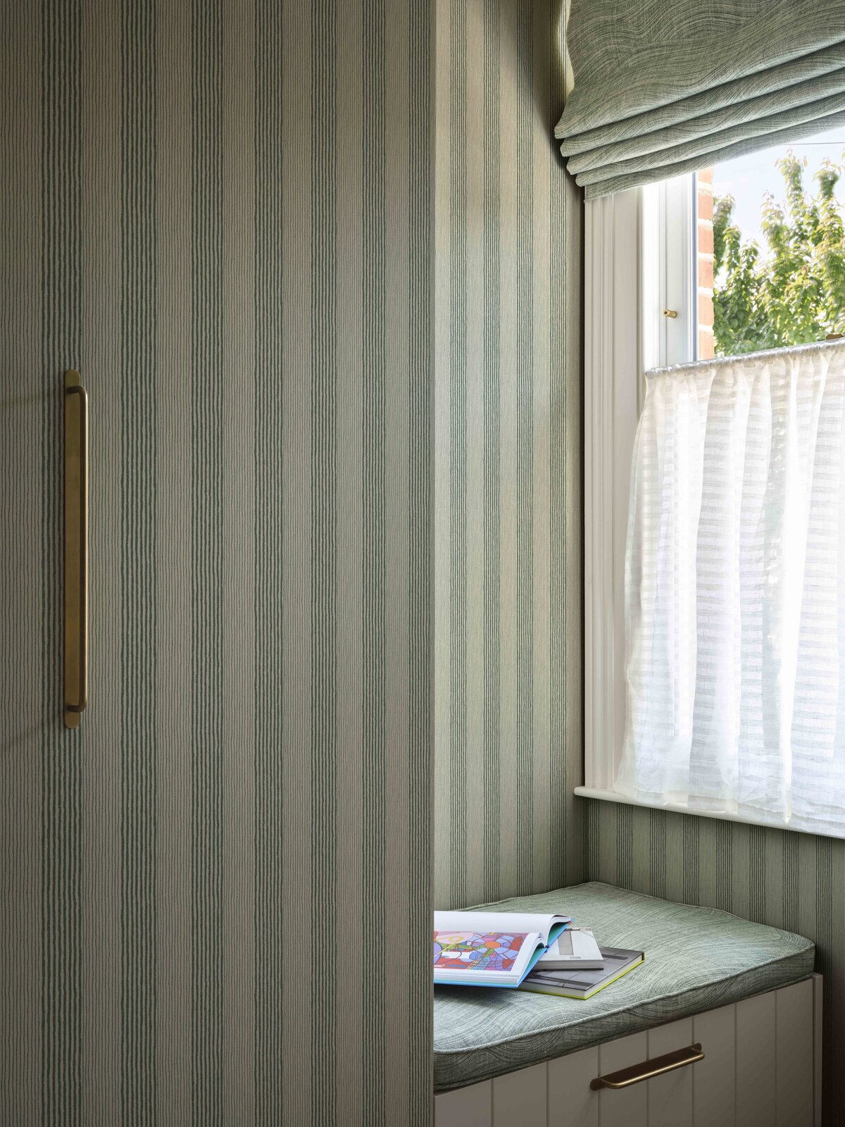FERMOIE-AUTUMN 25-WALLPAPER-GREEN-TICKING-WPTICK-008-BLIND-WAVE-012-SHEER-PG-033-CUSHION-WAVE-012-LIFESTYLE-MED