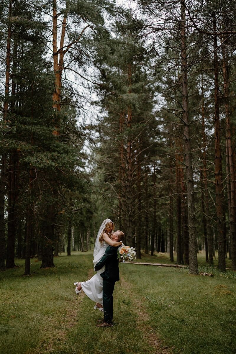 Brollopsfotograf-Halsingland-Jarvso-brudpar-skogen