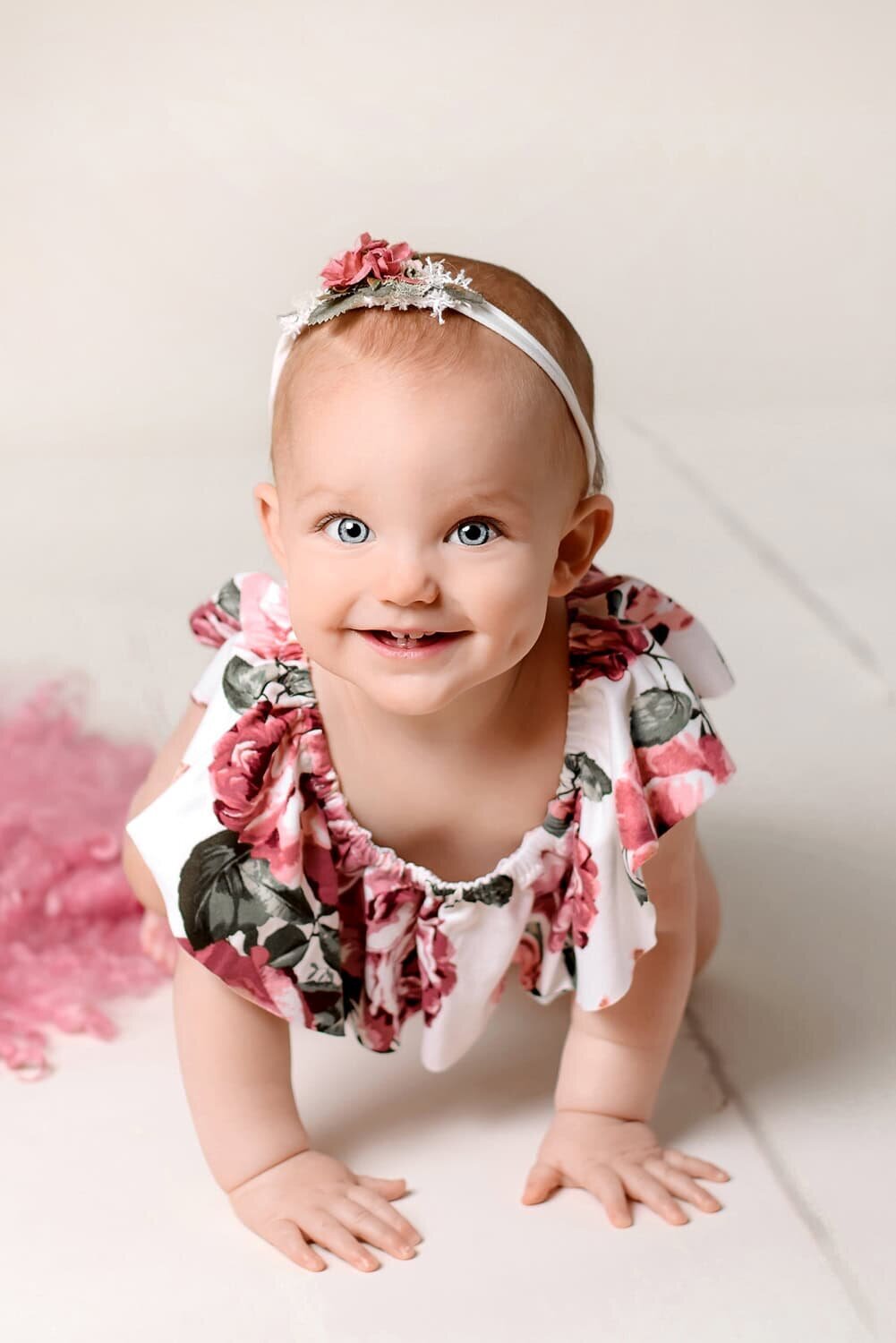 mobile-inhome-cakesmash-photography_vancouver-fraser-valley_1-year-girl-pink-floral-romper-crawling