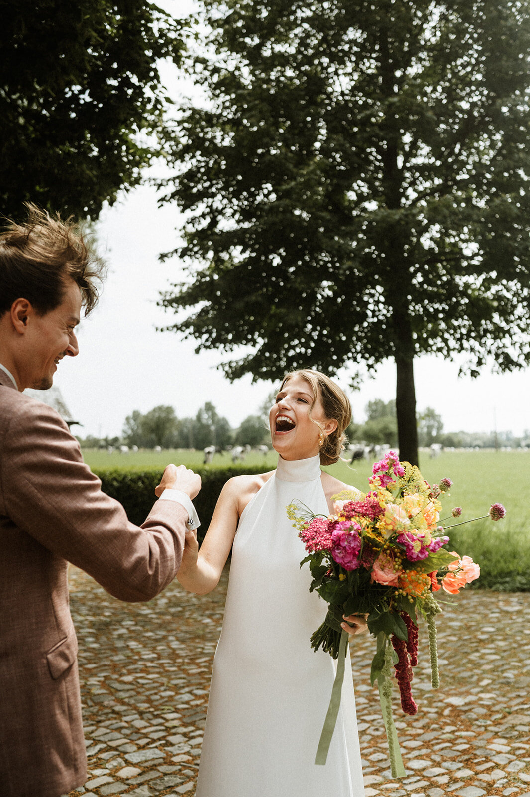 Herentals, salon weddings, moody, authentiek, alternatief trouwen,bruid, 2026, elopent, intiem, spontaan, tijdloos, trouwfotograaf, antwerpen - klaarmaken & first look-213
