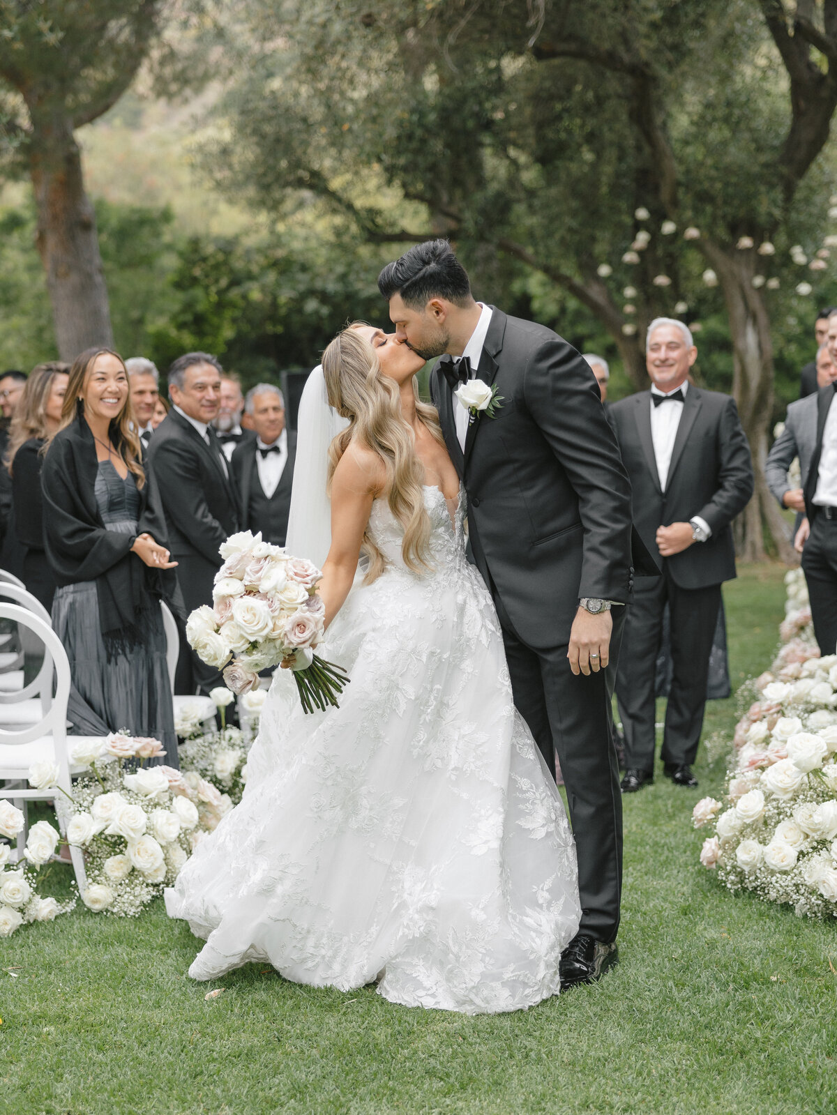 Teasers_OliviaandAlex_Hummingbird-Nest-Ranch_Taylor-Kinzie-Photography-250
