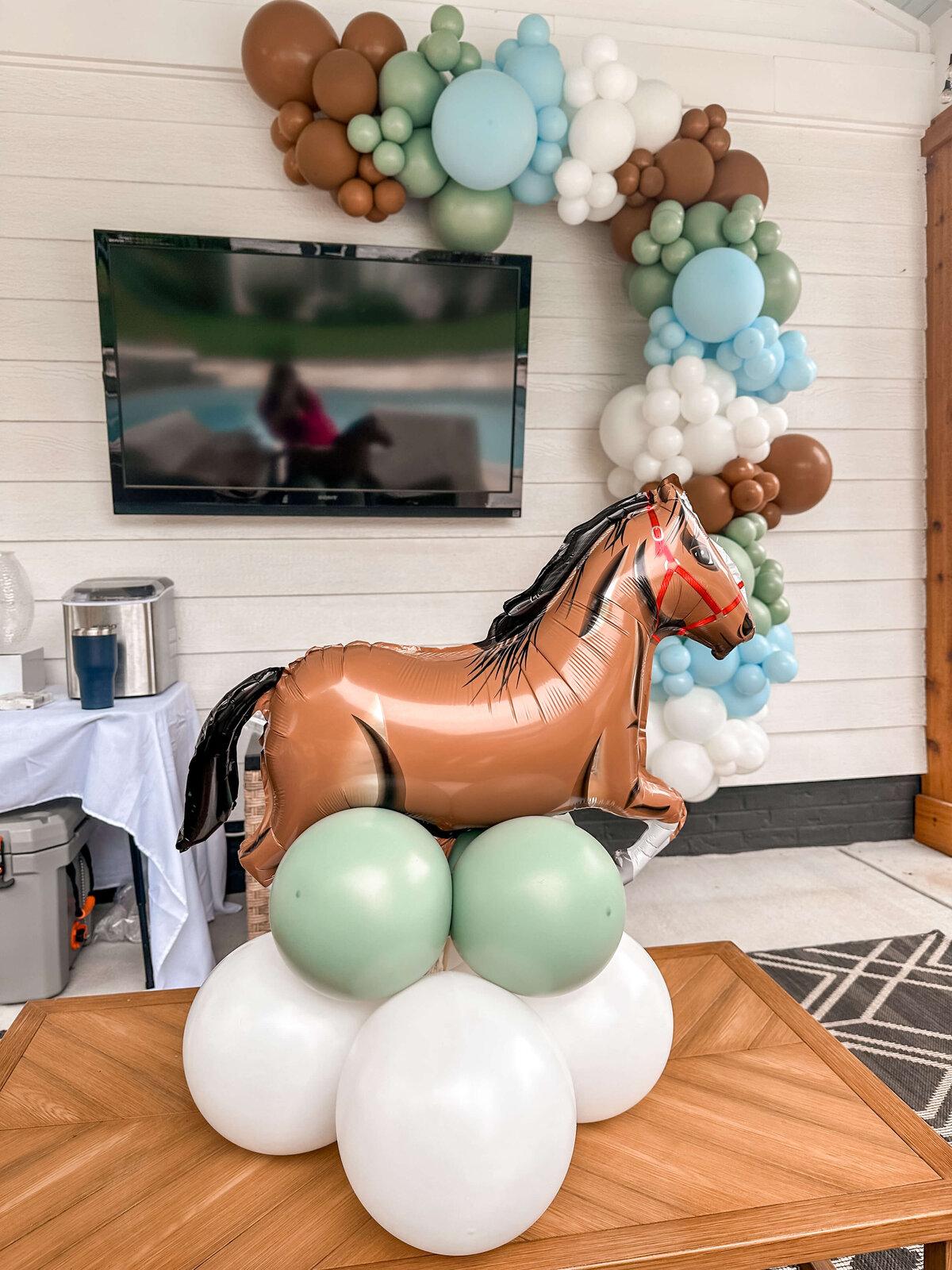 charlotte-balloon-decorations-the-chic-bash (2)