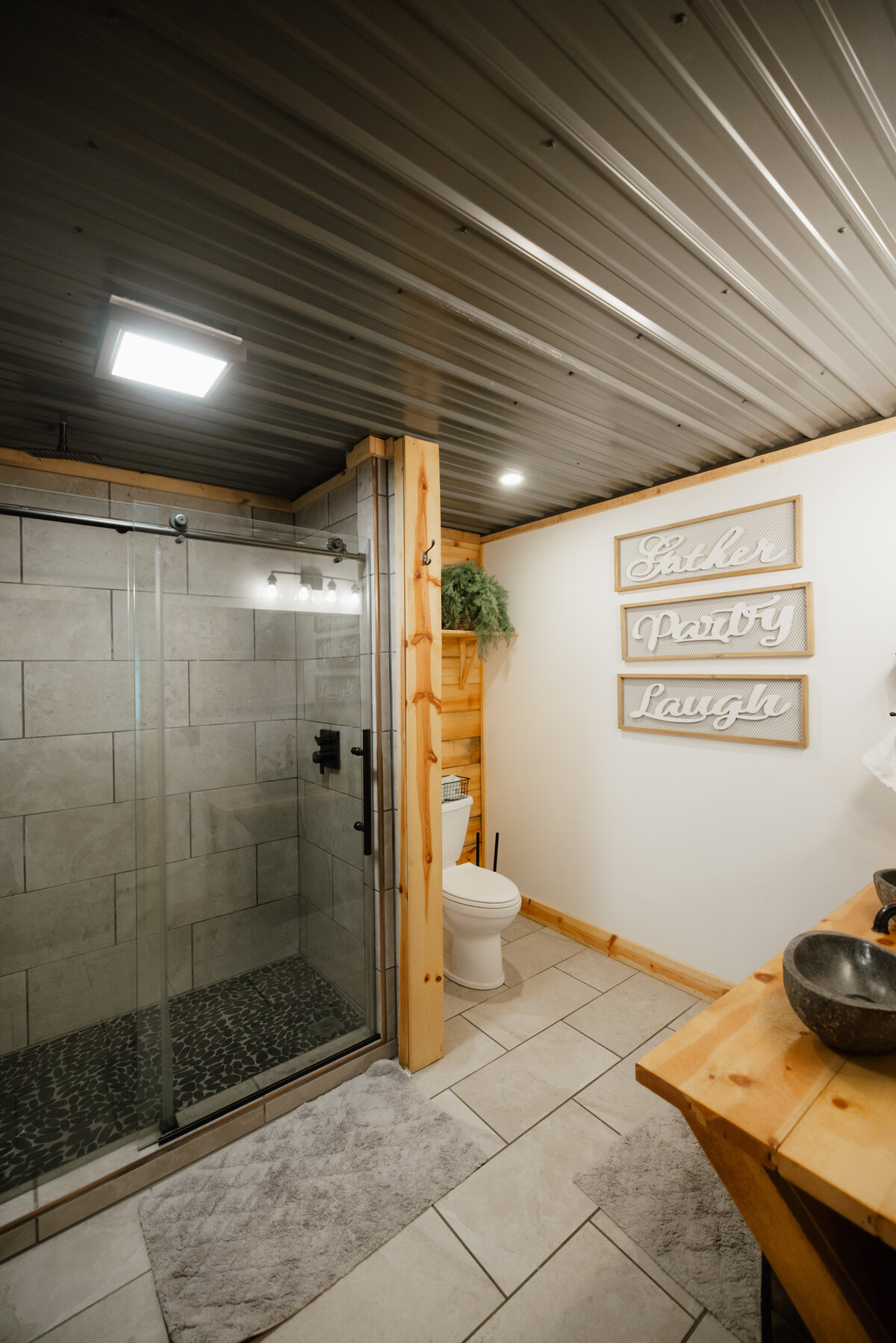 Bear-Ridge-Destination-barndo-suites-rosie-photo-video-94