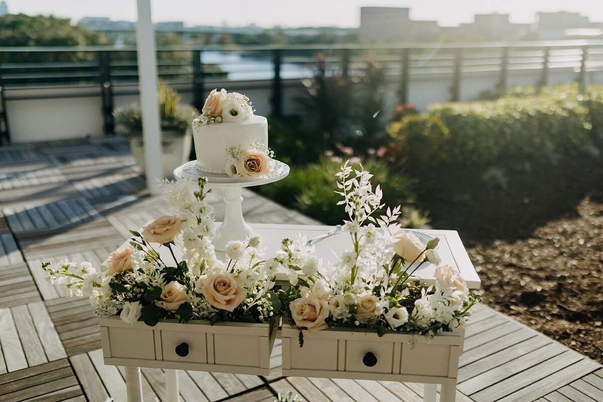 amber-mcwhorter-photo-tampa-elopement-rooftop220-chantilly-chic-planners-3
